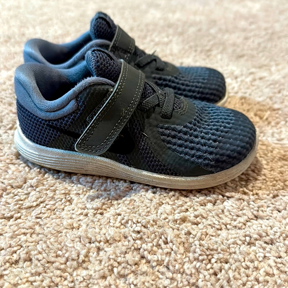 Nike 8c boys tennis shoes